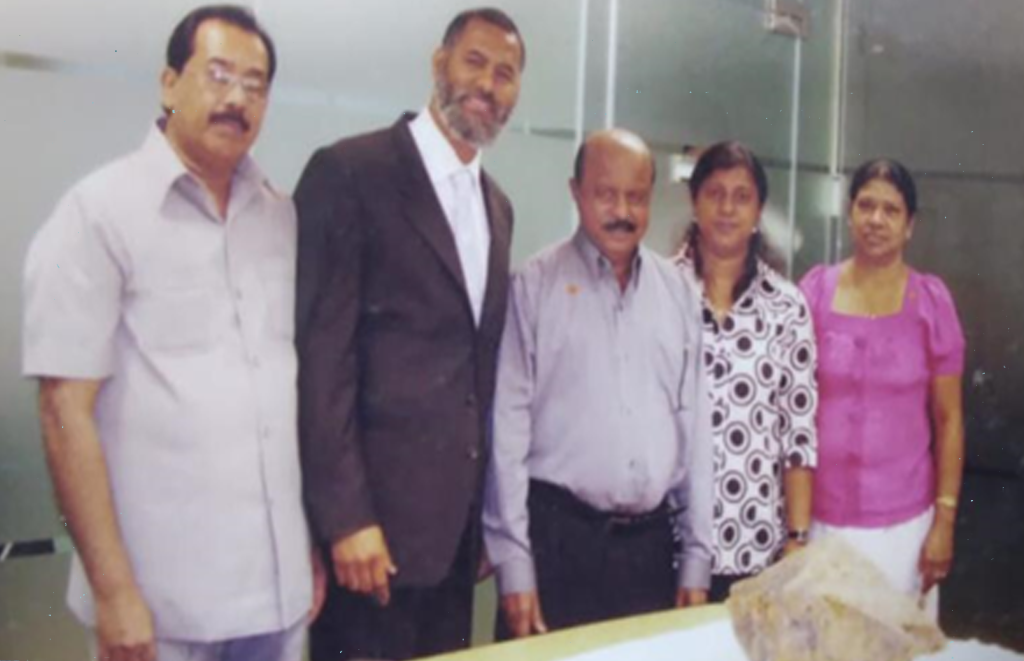 K M Siddique with Mr. Jinadasa Guruge’s family members inspecting the world’s largest blue sapphire from Sri Lanka (45 Kg Rough Sapphire)
